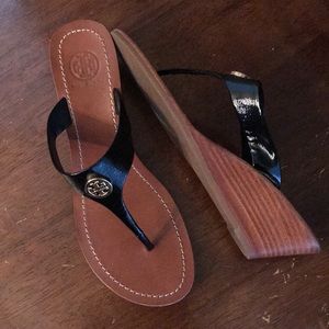 Tory Burch Wedge Sandals, black patent, sz 8, EUC